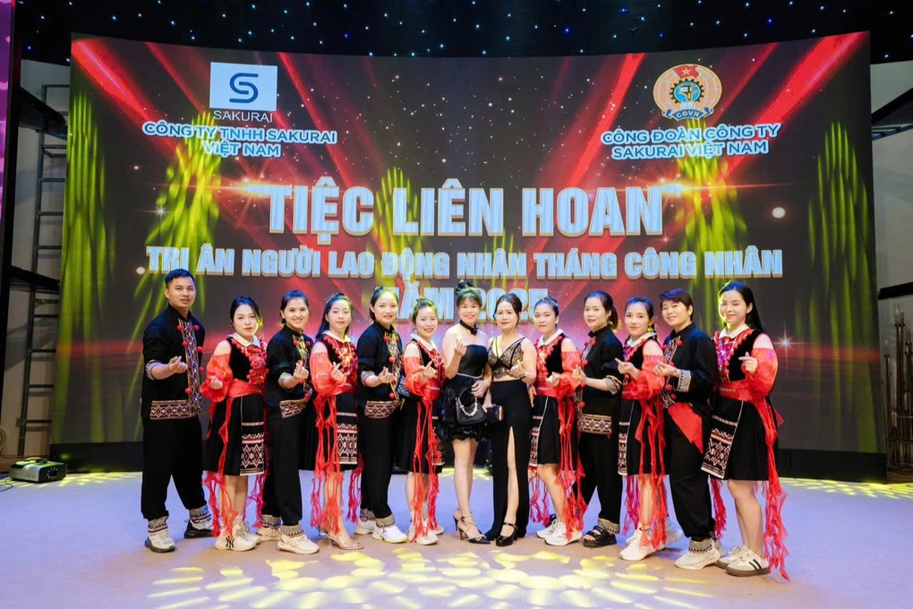 Công nhân khoe bữa tiệc 5,2 tỷ đồng ở nhà hàng hạng sang của công ty - 3 Công nhân khoe bữa tiệc 5,2 tỷ đồng ở nhà hàng hạng sang của công ty - 3