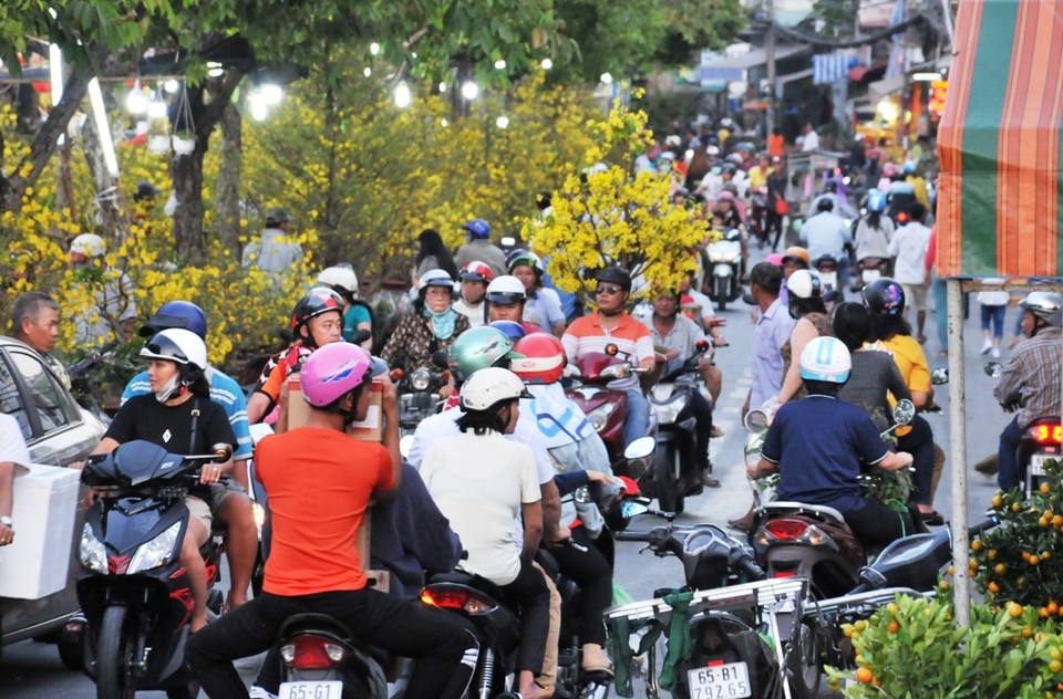 Người dân Cần Thơ hối hả đưa nàng xuân về nhà đón Tết - 11 Người dân Cần Thơ hối hả đưa nàng xuân về nhà đón Tết - 11