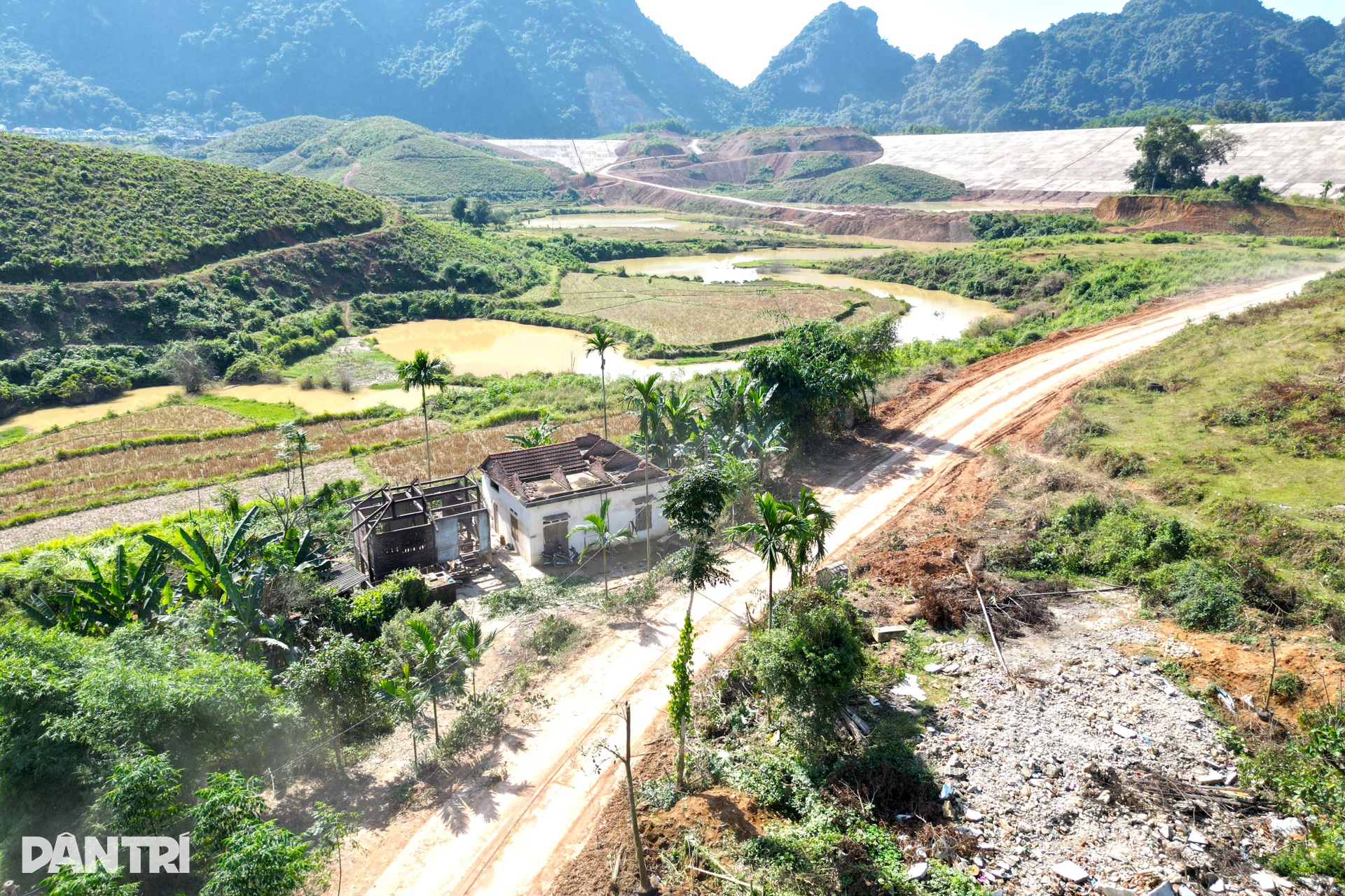 Đại công trường hồ chứa nước có đập đất cao bậc nhất Việt Nam - 9 Đại công trường hồ chứa nước có đập đất cao bậc nhất Việt Nam - 9