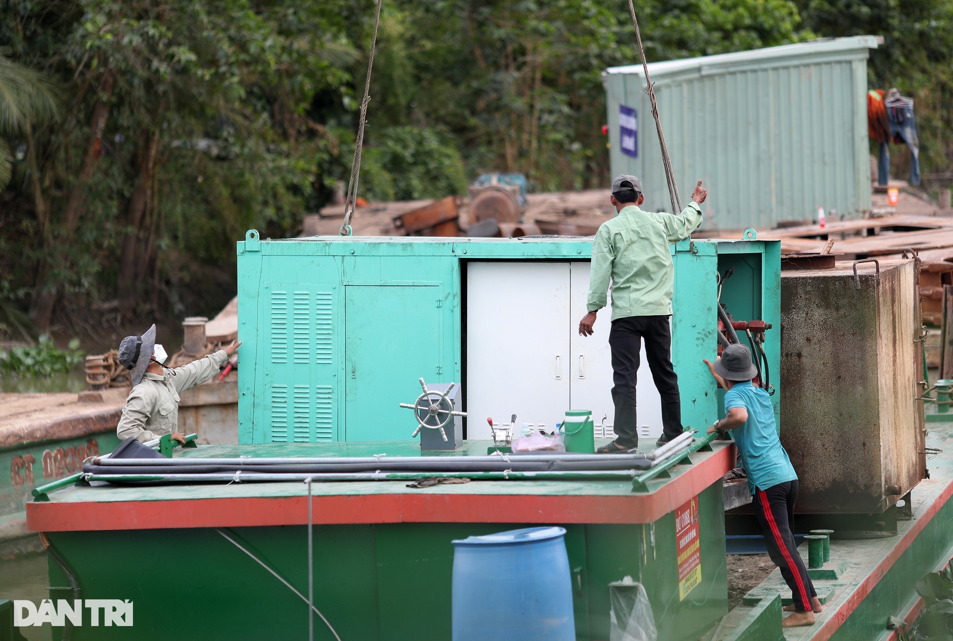 Nhiều thiết bị được chuyển bằng đường thủy vào giải cứu bé trai ở Đồng Tháp - 7 Nhiều thiết bị được chuyển bằng đường thủy vào giải cứu bé trai ở Đồng Tháp - 7