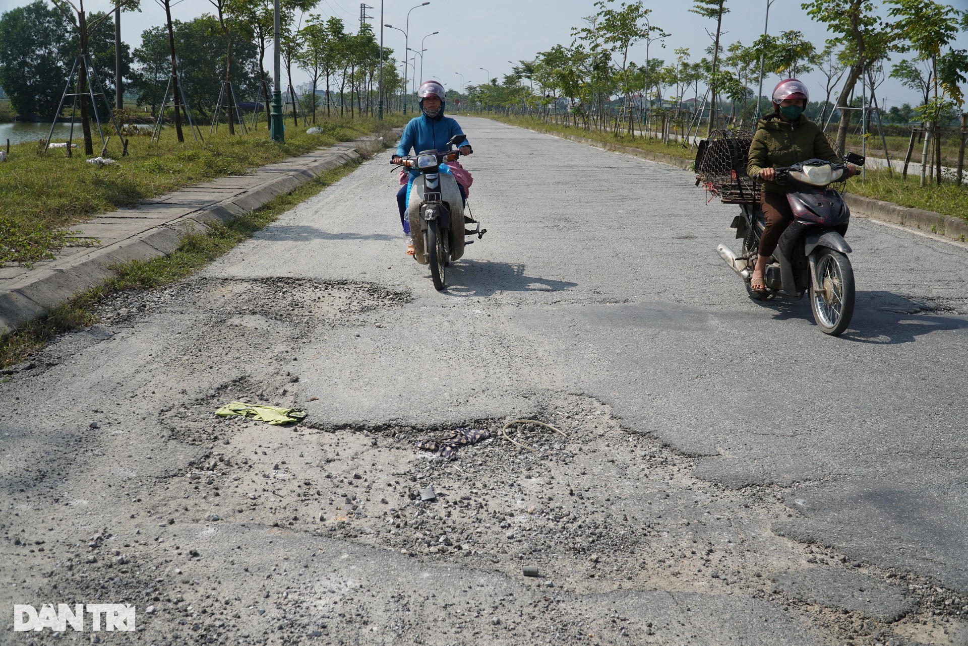 Đường trăm tỷ ở cửa ngõ thành phố lồi lõm, bẫy người đi đường - 6