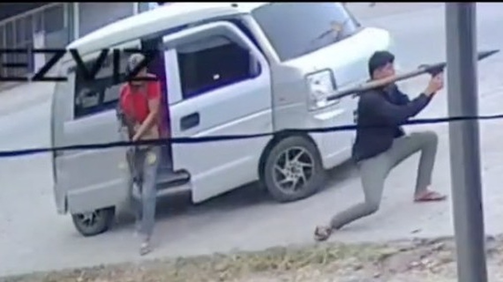 Khoảnh khắc thị trưởng Philippines thoát chết trong gang tấc khi bị mưu sát - 1