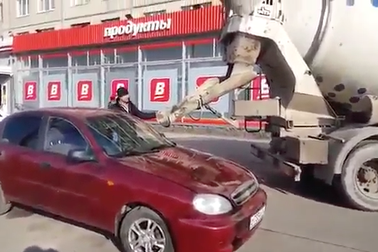 Đổ bê-tông vào ôtô để... giữ xe?