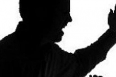 Trưởng công an “gạt tay trúng má” nữ dân quân bị đề nghị khiển trách