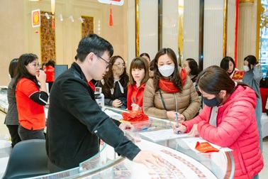 Người dân mua vàng, trải nghiệm văn hóa tại Lễ hội vàng của DOJI ngày vía Thần Tài