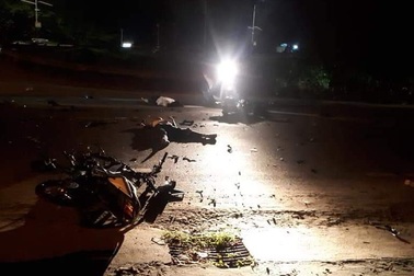 Hai xe máy đâm nhau "tan nát", 3 thanh niên chết thảm