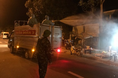 Tiểu đoàn Hóa học "trắng đêm" phun khử khuẩn vùng phong tỏa