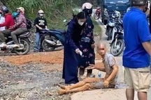 Đất đá sạt lở trúng người, người đàn ông thoát chết may mắn