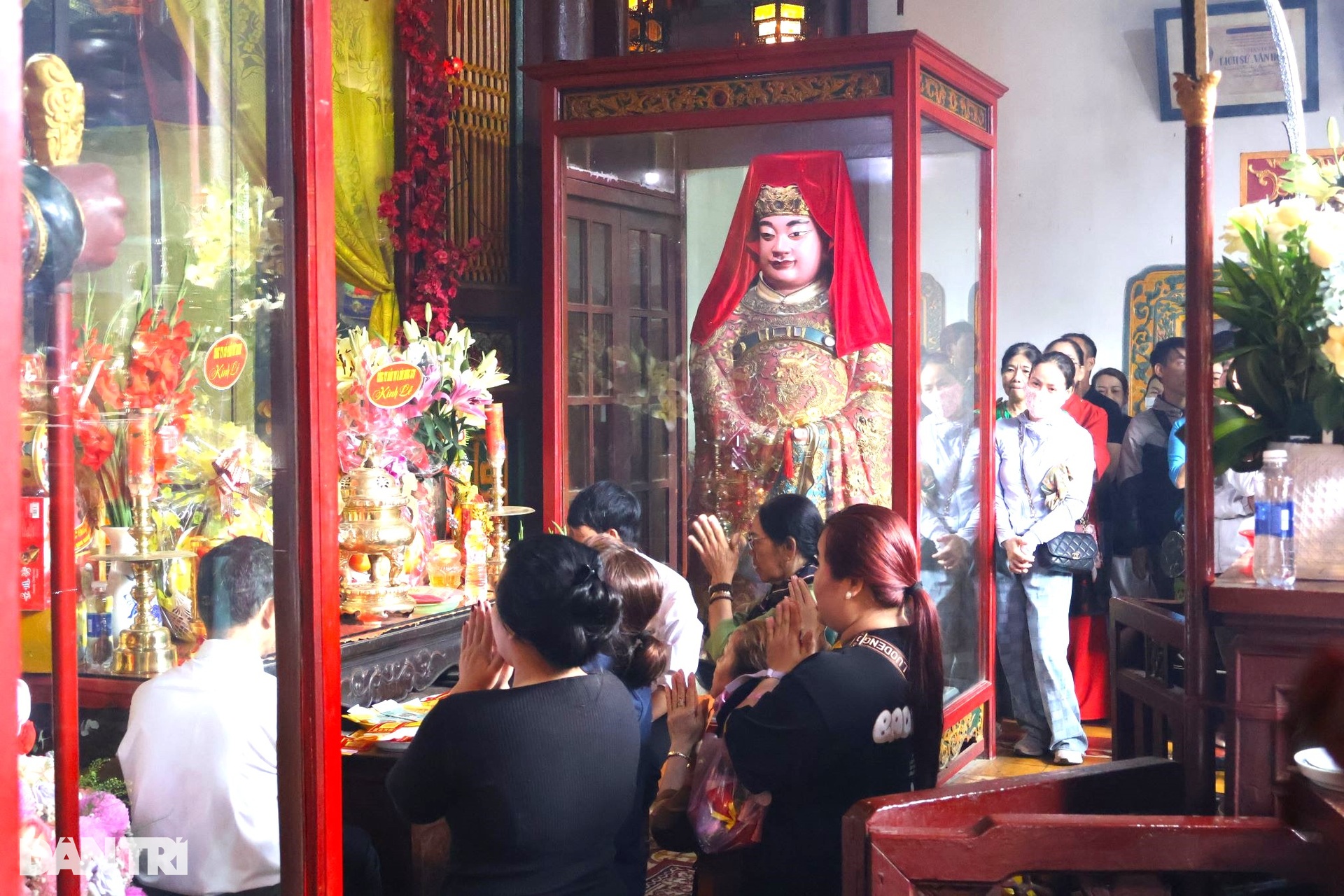 Khách rồng rắn vào ngôi chùa nổi tiếng linh thiêng, sờ tượng ngựa cầu may - 4 Khách rồng rắn vào ngôi chùa nổi tiếng linh thiêng, sờ tượng ngựa cầu may - 4