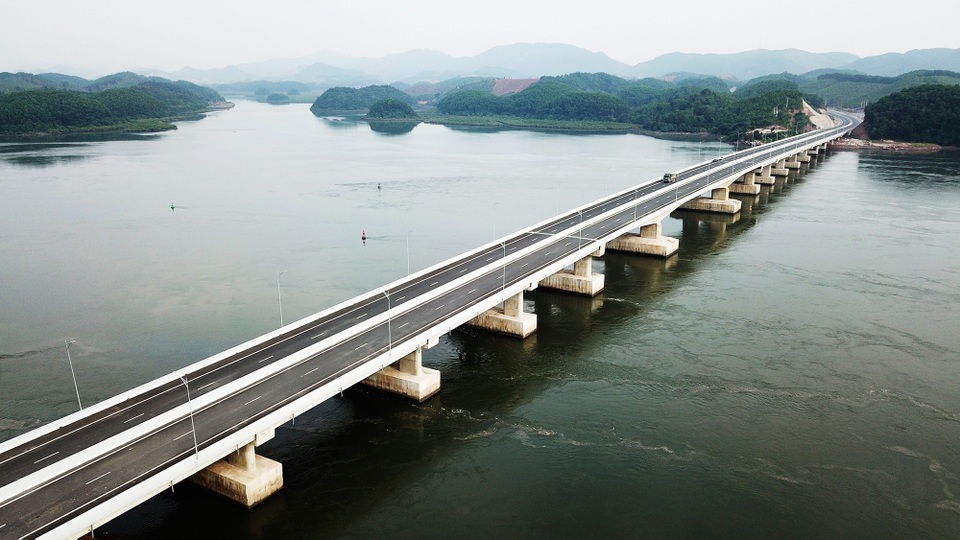 Sóng trước dồn sóng sau, Phương Đông Vân Đồn tiếp tục tăng nhiệt - 1 Sóng trước dồn sóng sau, Phương Đông Vân Đồn tiếp tục tăng nhiệt - 1