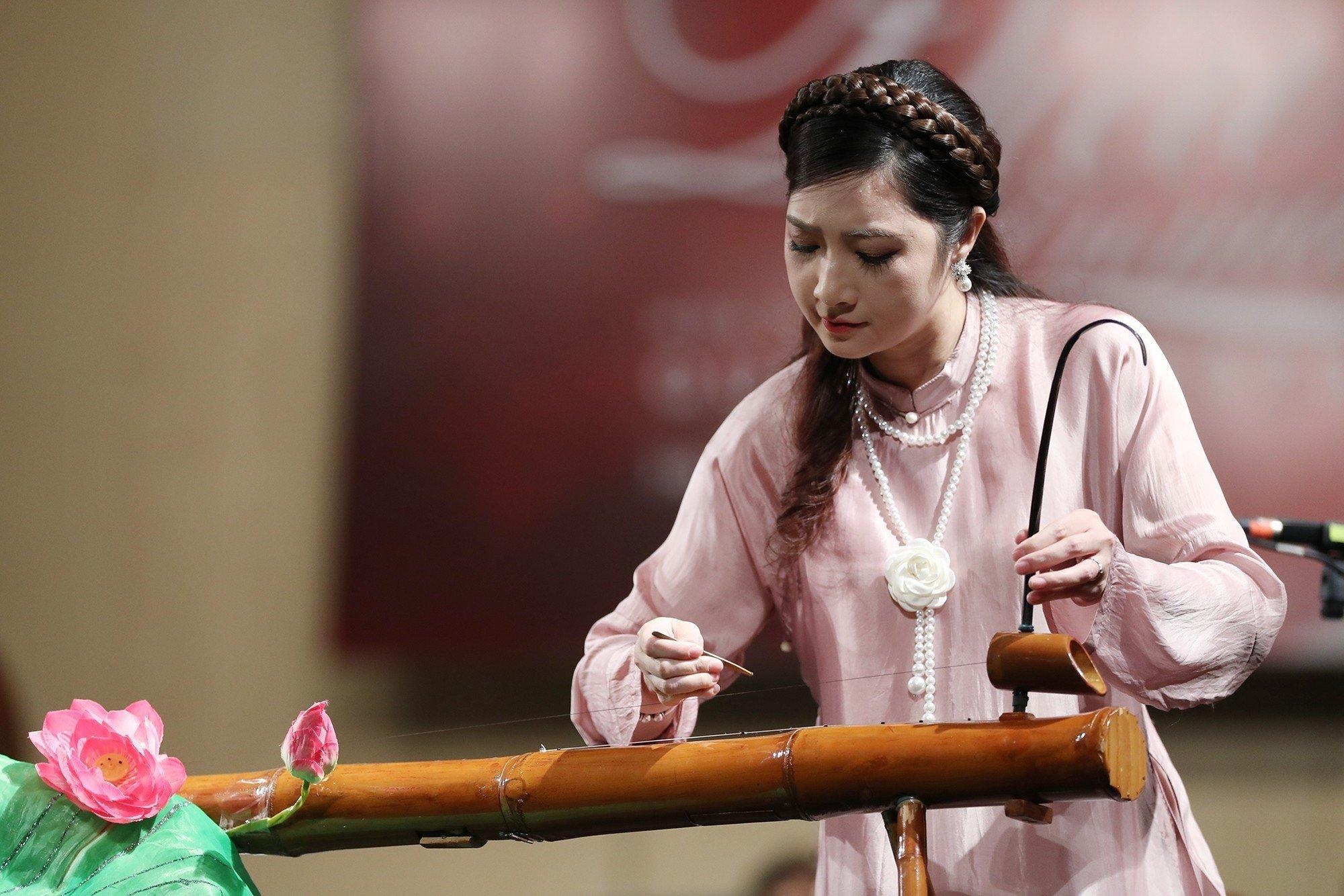 Dojemný výkon dcery Tran Manh Tuana ve filmu Navždy 2023 - 3 Xúc động màn biểu diễn của con gái Trần Mạnh Tuấn trong Điều còn mãi 2023 - 3