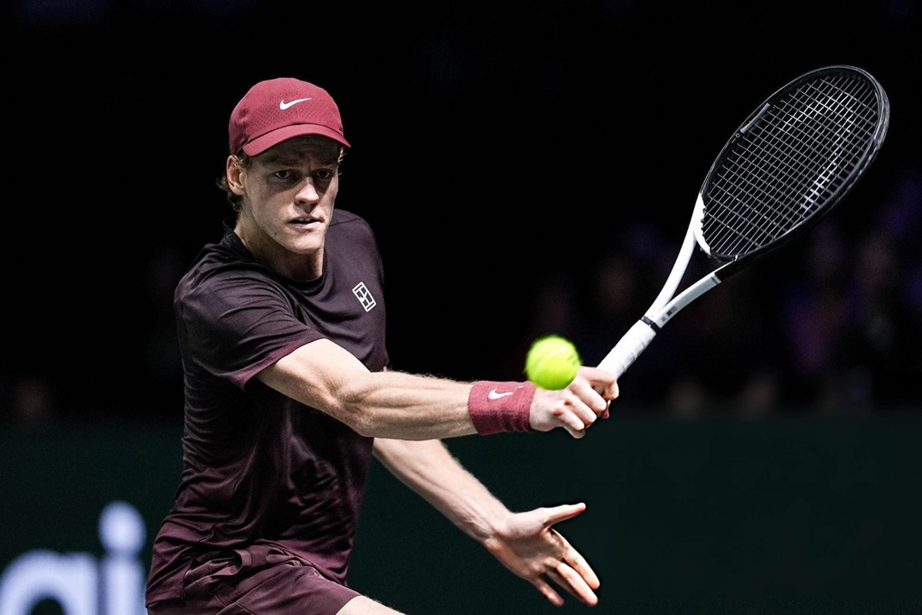 Jannik Sinner postoupil do čtvrtfinále Paris Masters a přiblížil se světové jedničce - 1 Jannik Sinner vào tứ kết Paris Masters, tiến gần ngôi số một thế giới - 1