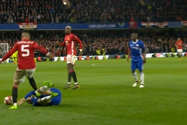 Ngôi sao của MU đối diện với án phạt vì giẫm lên người Hazard