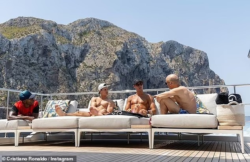 Đẳng cấp nghỉ hè của giới siêu giàu: Hãy nhìn... Cristiano Ronaldo - 12 Đẳng cấp nghỉ hè của giới siêu giàu: Hãy nhìn... Cristiano Ronaldo - 12