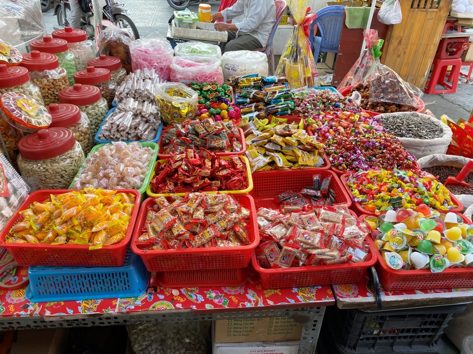 TP.HCM: Bánh kẹo Tết ế chỏng chơ, nhìn thấy khách như bắt được vàng - 1 TP.HCM: Bánh kẹo Tết ế chỏng chơ, nhìn thấy khách như bắt được vàng - 1
