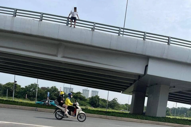 Hà Nội: Người đàn ông nhảy cầu vượt Tây Mỗ xuống đất tử vong