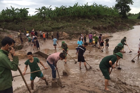 Quảng Trị:  Thanh niên Biên phòng giúp dân khắc phục hậu quả sau bão