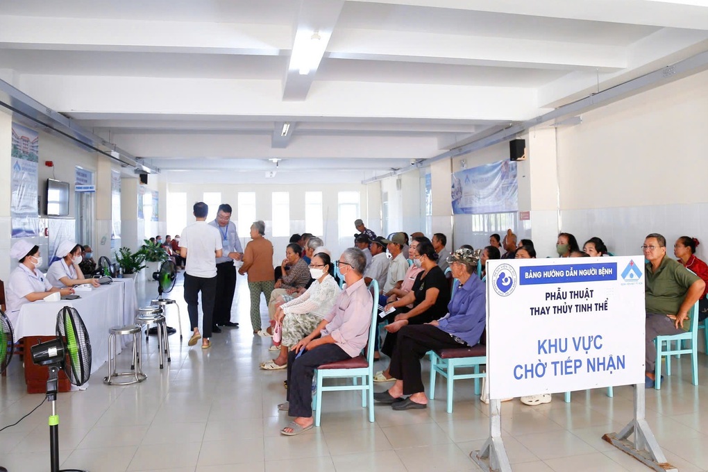 TPHCM: Bệnh viện mở phòng khám nghĩa tình, mổ mắt 0 đồng giúp người dân - 1