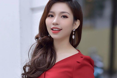 Á khôi Nghiêm Hoàng Diễm Anh đẹp rạng ngời trong trang phục công sở