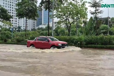 Đường Võ Chí Công ngập sâu, ùn ứ phương tiện qua cầu Nhật Tân