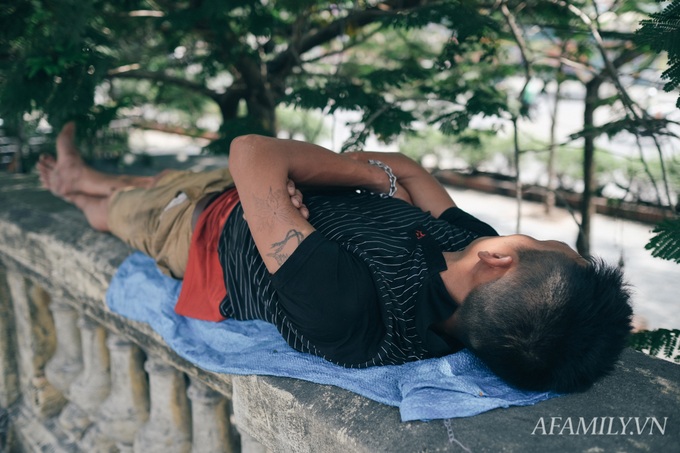 Ảnh: Hà Nội, nắng và trưa tháng 6 của những người "bán mặt cho đất, bán lưng cho trời" - Ảnh 12. Ảnh: Hà Nội, nắng và trưa tháng 6 của những người "bán mặt cho đất, bán lưng cho trời" - Ảnh 12.