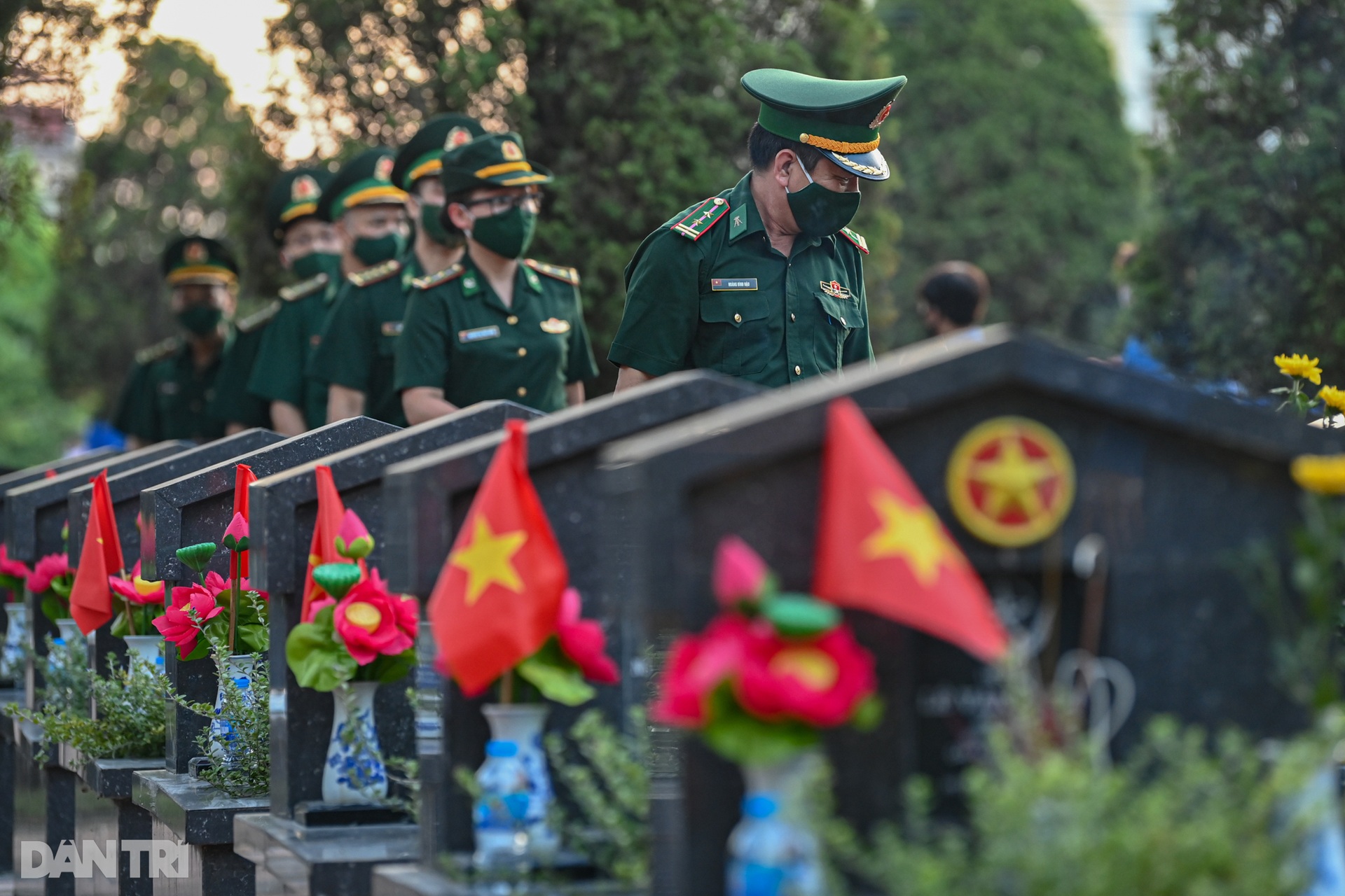 Nghĩa trang liệt sĩ Hà Nội bừng sáng hàng nghìn ngọn nến tri ân dịp 27/7 - 2 Nghĩa trang liệt sĩ Hà Nội bừng sáng hàng nghìn ngọn nến tri ân dịp 27/7 - 2