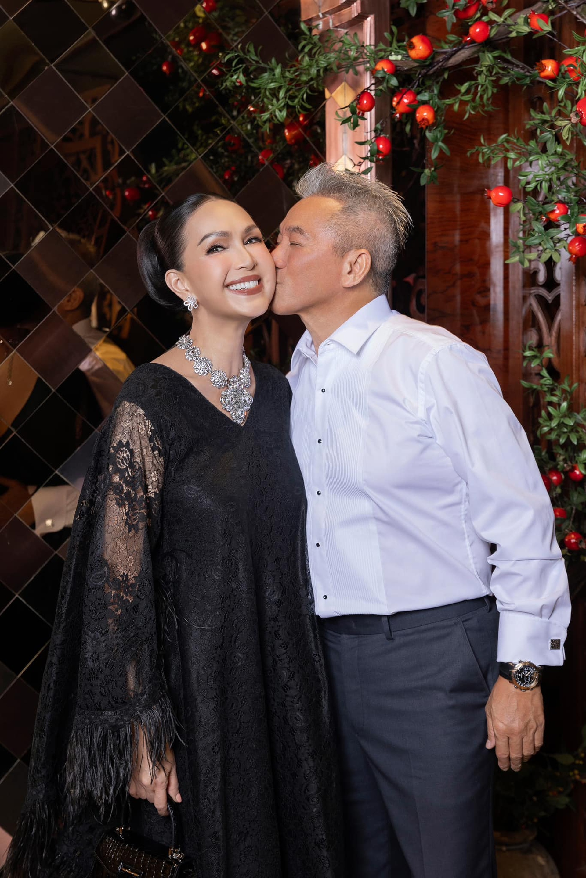 Nữ hoàng ảnh lịch Diễm My: Trẻ đẹp nhờ lạc quan, 31 năm chồng cưng chiều - 9 Nữ hoàng ảnh lịch Diễm My: Trẻ đẹp nhờ lạc quan, 31 năm chồng cưng chiều - 9