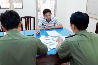 Công an làm việc với nam thanh niên tuyên truyền mê tín di đoạn trên mạng
