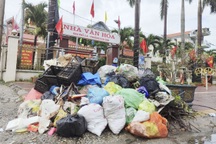 Rác thải ùn ứ, bốc mùi nồng nặc giữa khu dân cư ở Quảng Ninh