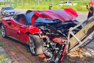 Siêu xe Ferrari 488 tông đổ cây xanh trên phố Hà Nội, vỡ toác đầu