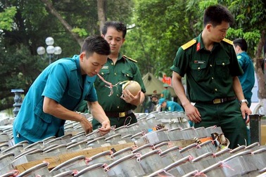 Trận địa pháo bên bờ hồ Gươm sẵn sàng “vẽ hoa” lên bầu trời