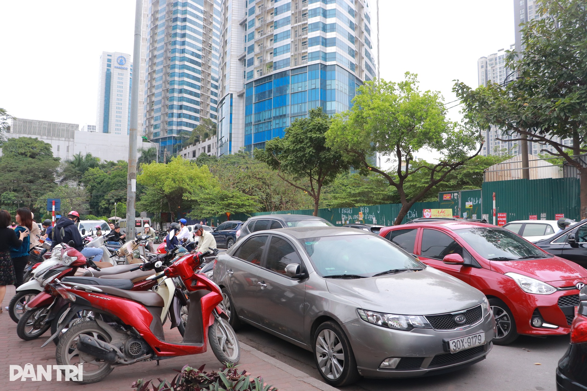 Hà Nội: Ô tô đỗ tràn lan trước cổng trường, học sinh luyện kỹ năng né xe - 10