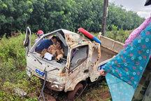 Giải cứu đại úy CSGT bị thương mắc kẹt trong ô tô tai nạn dưới vệ đường