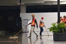 Nước vẫn lọt xuống sảnh ga T3 Tân Sơn Nhất khi trời mưa