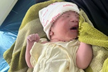 Bé gái sơ sinh còn nguyên dây rốn bị bỏ lại trong nhà hoang