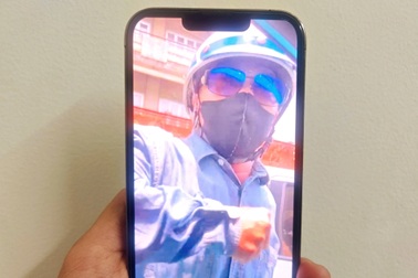 Tài xế taxi bị đánh giữa giao lộ ở TPHCM