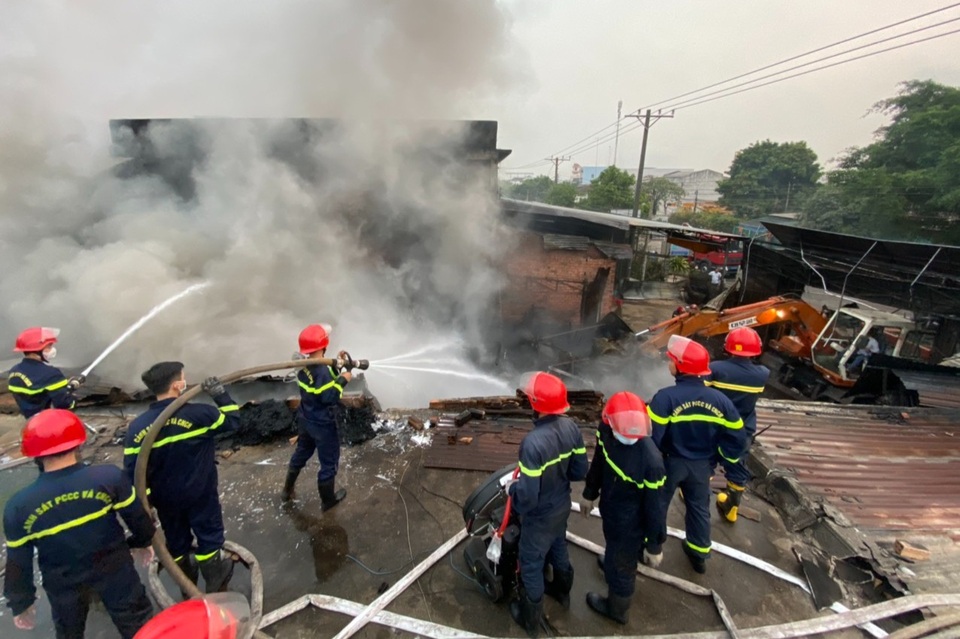 Cháy lớn tại kho hàng thiêu rụi nửa tỷ đồng - 1 Cháy lớn tại kho hàng thiêu rụi nửa tỷ đồng - 1
