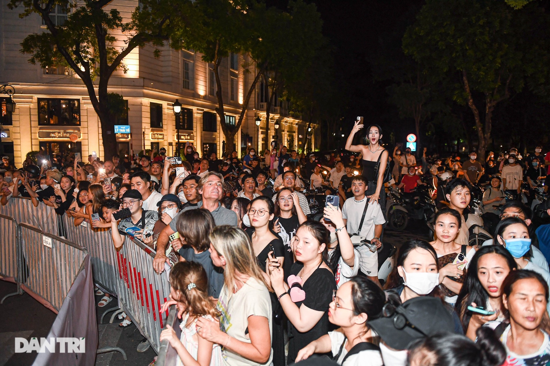 Fan quây kín khách sạn sang trọng được cho là nơi Blackpink lưu trú - 11 Fan quây kín khách sạn sang trọng được cho là nơi Blackpink lưu trú - 11