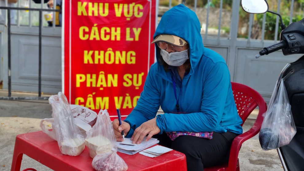 Hội chị em đi chợ giúp người dân khu phong tỏa: Bà con cần gì cứ order! - 5 Hội chị em đi chợ giúp người dân khu phong tỏa: Bà con cần gì cứ order! - 5