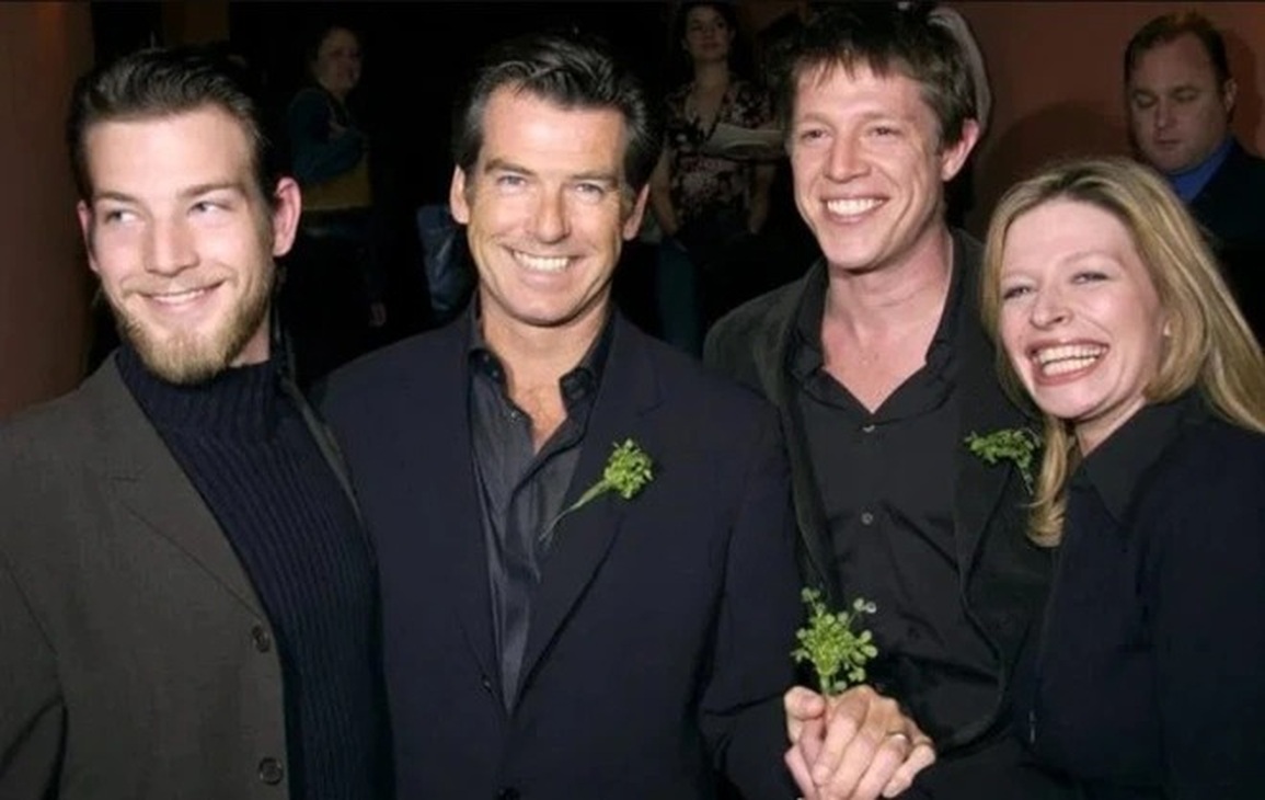 Hơn 20 năm chung sống, tài tử Pierce Brosnan vẫn yêu chiều vợ hết mực - 7 Hơn 20 năm chung sống, tài tử Pierce Brosnan vẫn yêu chiều vợ hết mực - 7
