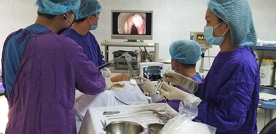 Tự dưng thấy khàn tiếng, thay đổi giọng nói, người đàn ông phát hiện bị ung thư thanh quản - 1 Tự dưng thấy khàn tiếng, thay đổi giọng nói, người đàn ông phát hiện bị ung thư thanh quản - 1