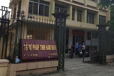 Bắt 2 cán bộ Sở Tư pháp rút tiền đặt cọc mang ra ngoài cho vay lãi