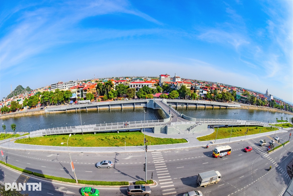 Thành phố mới Hoa Lư có 5 phó chủ tịch, vượt quy định 2 người - 2