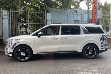 Kia Carnival 2024 bất ngờ xuất hiện tại Việt Nam, bỏ ngỏ bản hybrid?