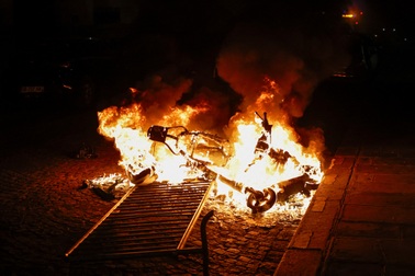 Bạo loạn ở Pháp: 2.800 người bị bắt, Tổng thống Macron liên tục họp khẩn