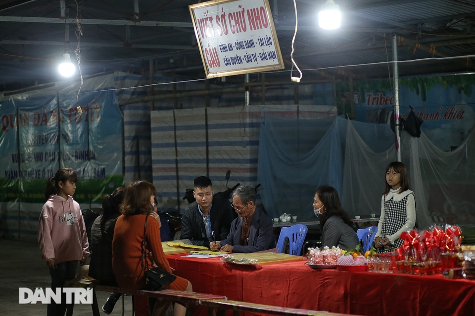 Dòng người xuyên đêm đi lễ chùa Hương trong ngày đầu mở cửa trở lại - 4 Dòng người xuyên đêm đi lễ chùa Hương trong ngày đầu mở cửa trở lại - 4