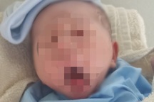 Bé trai sơ sinh bị bỏ rơi trên ghế đá giữa đêm khuya