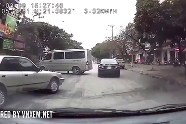 Thanh niên đi xe máy tự gây tai nạn vì phóng nhanh phanh gấp để tránh ô tô sang đường