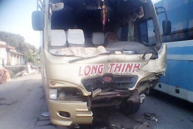 Xe khách "đấu đầu" xe tải, hai vợ chồng tử nạn