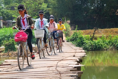 Học sinh liều mình qua cầu tạm vượt sông Kôn đến trường